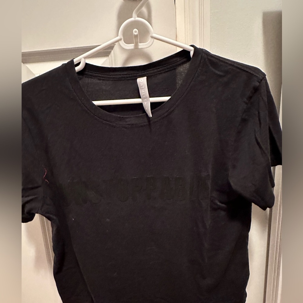 Black cropped t shirt “unstoppable”